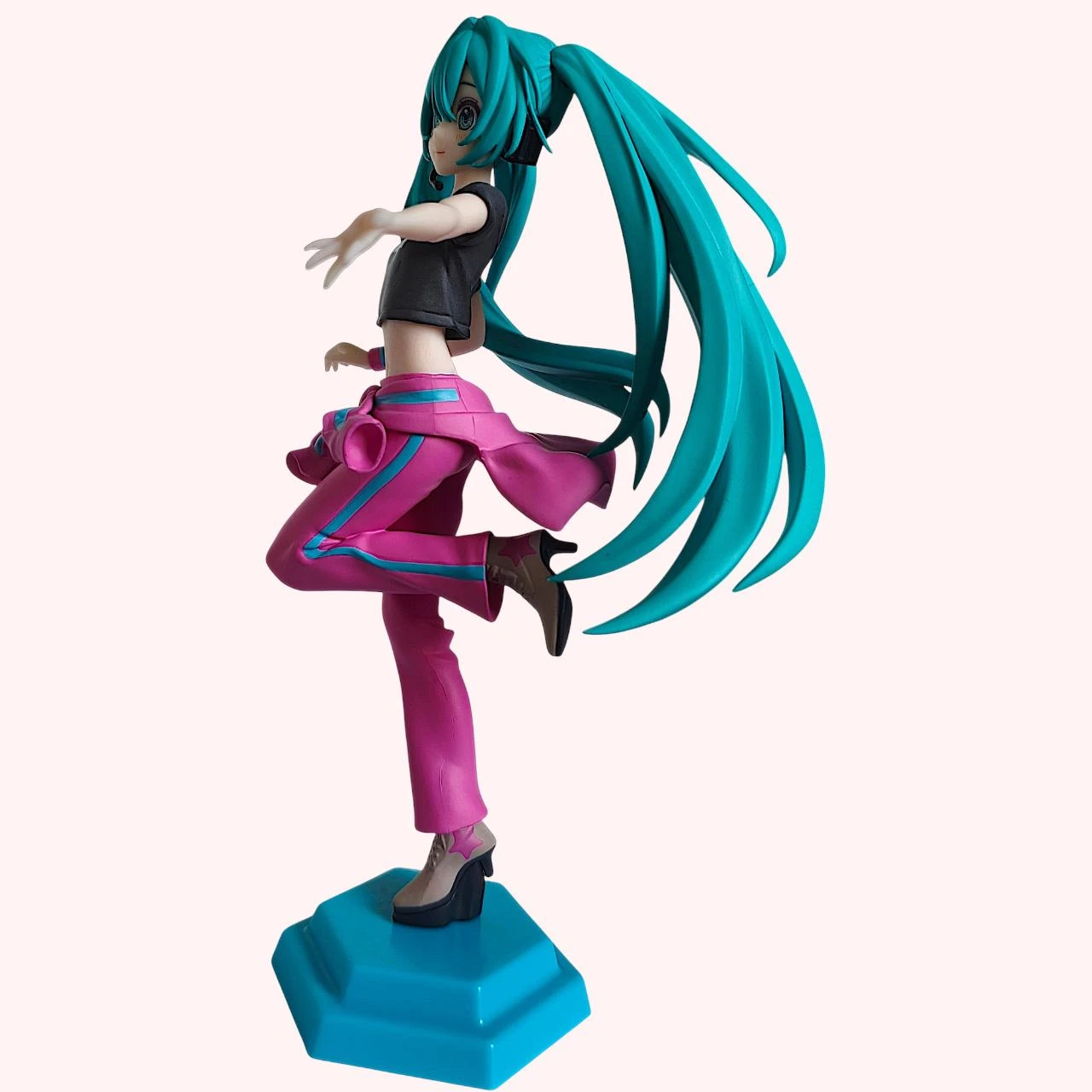 Figurita Hatsune Miku x Love and Berry – Vestido Berry Ver – Escritorio x Decorar – photo 2